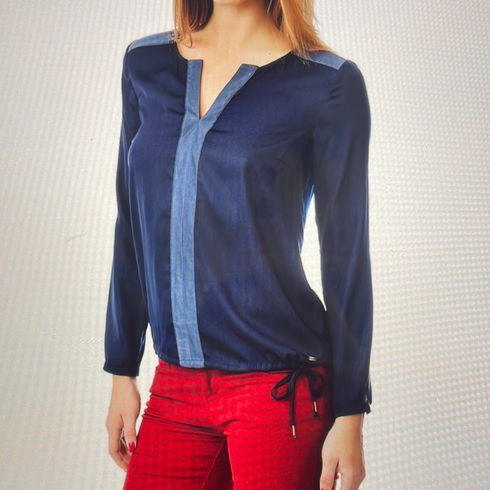 Timeout brand Navy drawstring -Hem notch neck top. Size small